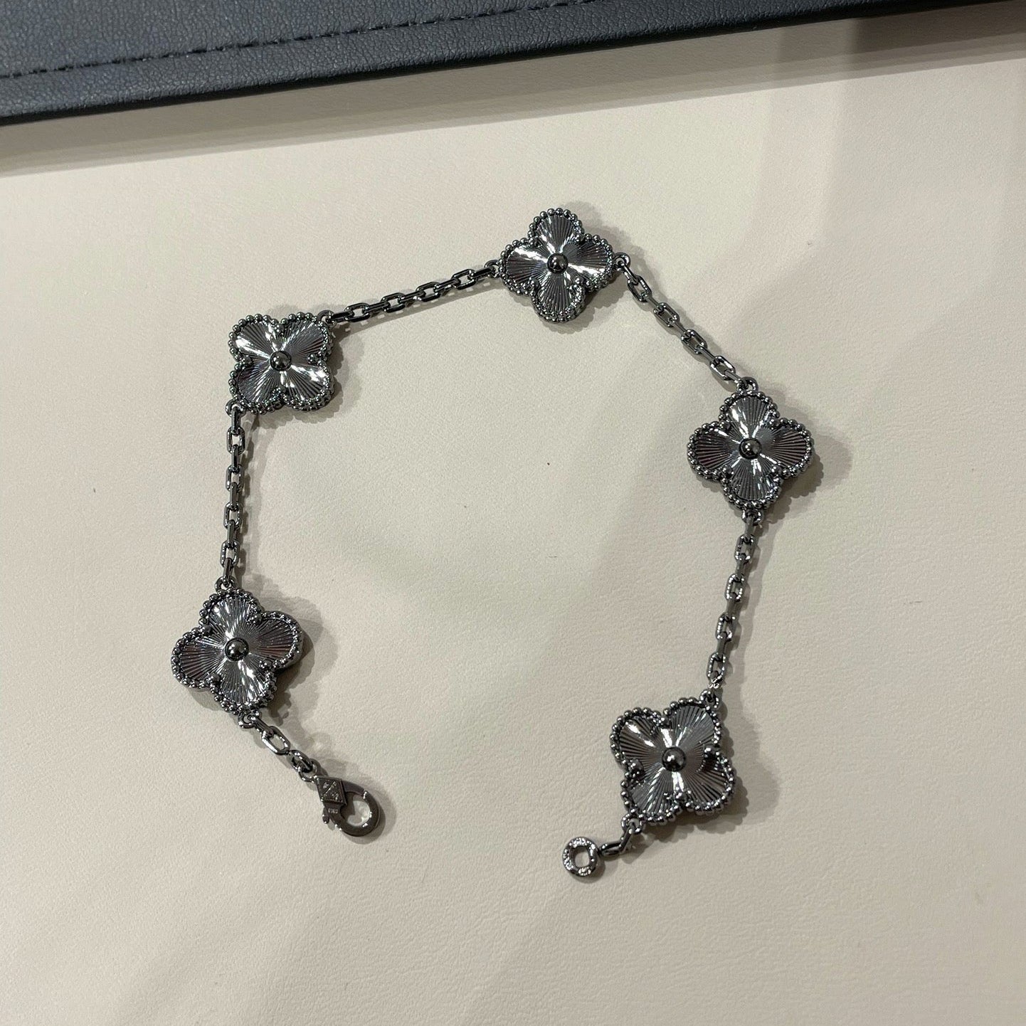 [Star]New CLOVER 5 MOTIF BLACK BRACELET