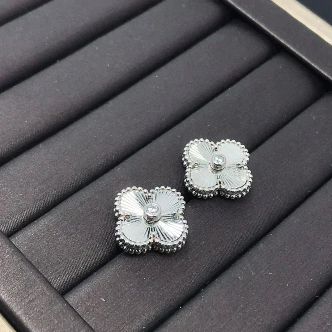 ¡®Star¡¯CLOVER MINI 9.5MM LASER EARRINGS