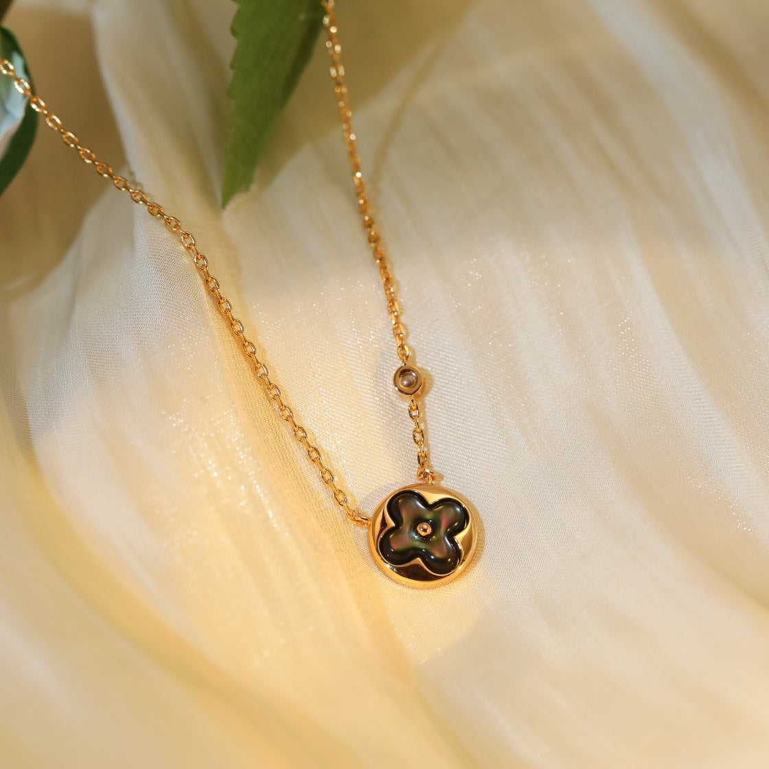 ¡®Star¡¯SUN PEDANT PINK GOLD 1 DIAMOND NECKLACE