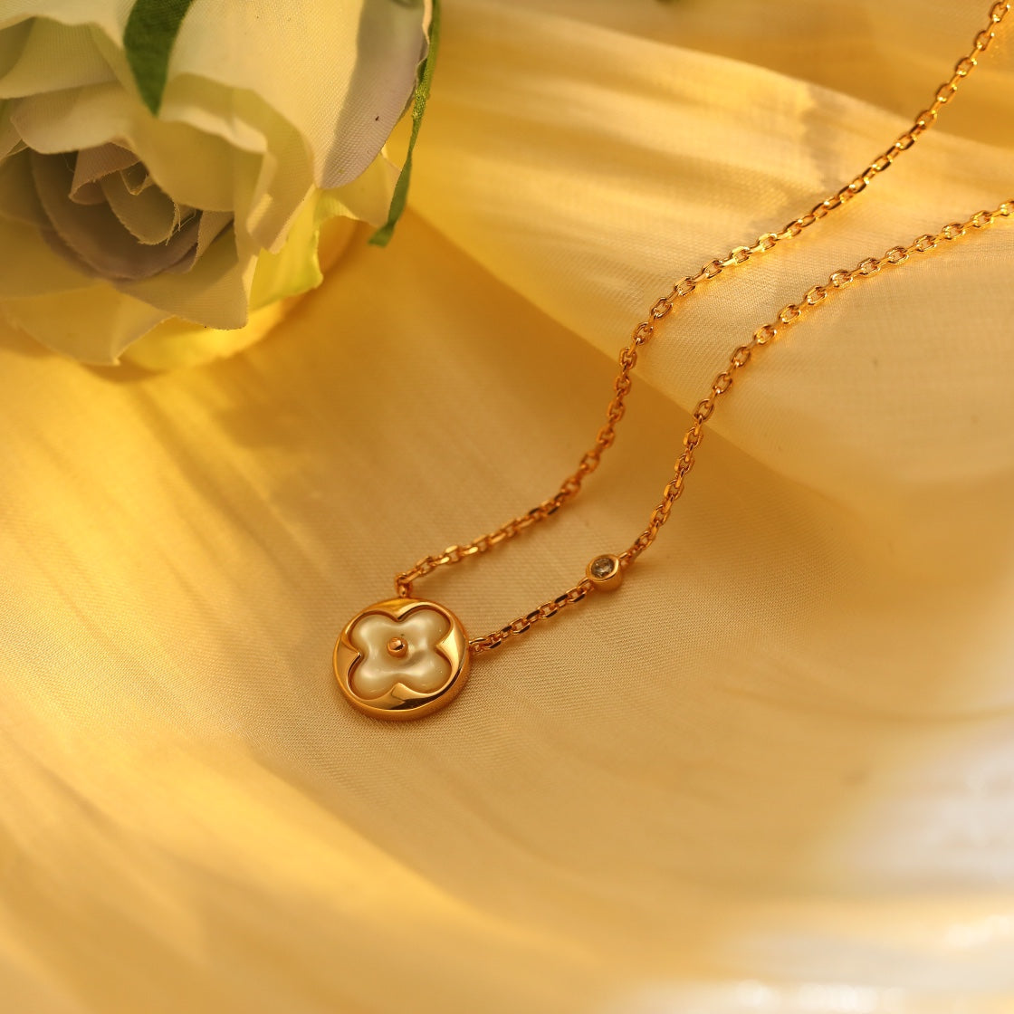 ¡®Star¡¯SUN PEDANT PINK GOLD 1 DIAMOND NECKLACE