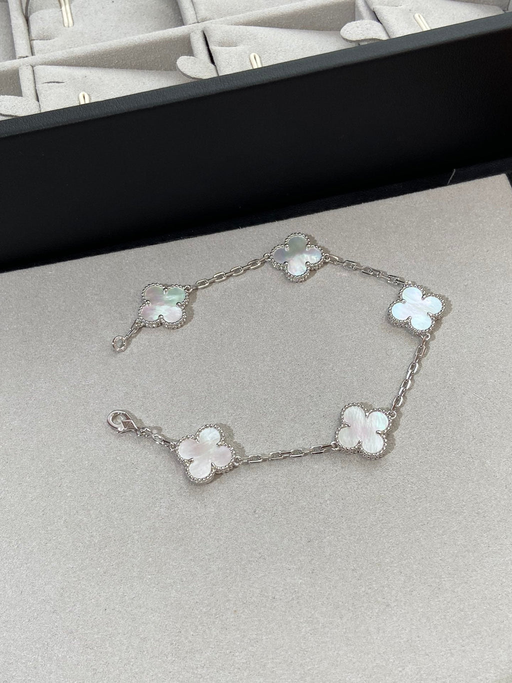 [Star]New CLOVER WHITE PEARL MOP 5 MOTIF BRACELET COLLECTION