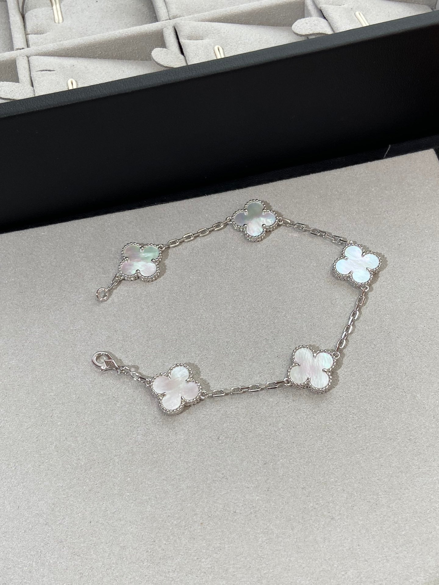 [Star]New CLOVER WHITE PEARL MOP 5 MOTIF BRACELET COLLECTION