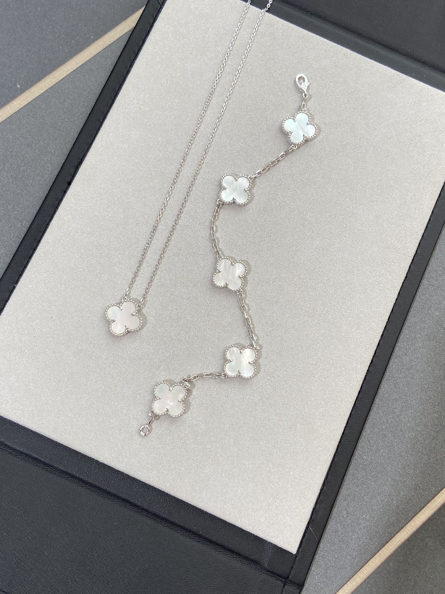 [Star]New CLOVER WHITE PEARL MOP 5 MOTIF BRACELET COLLECTION