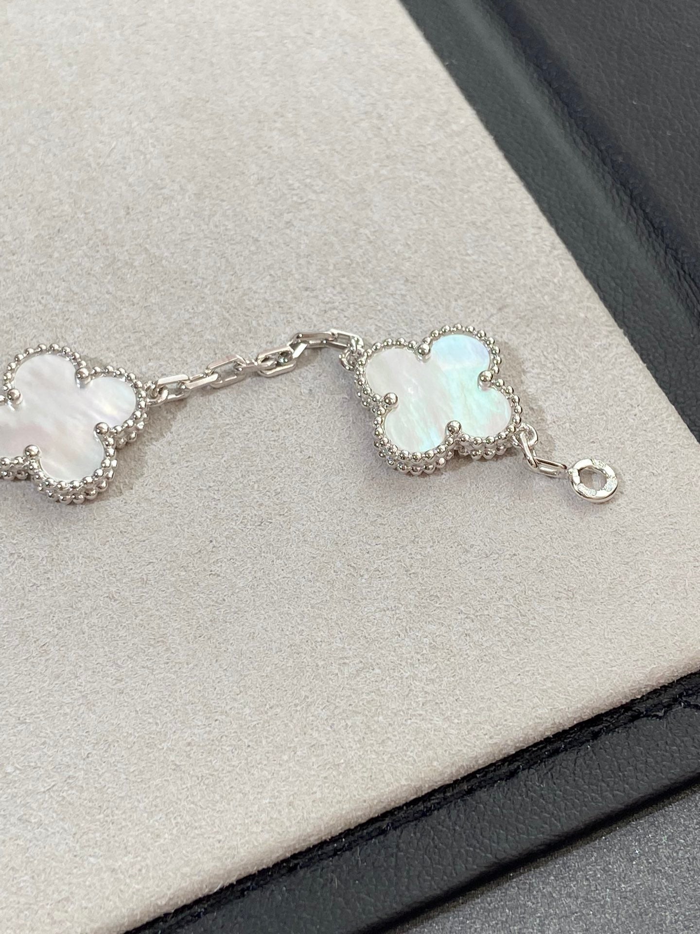 [Star]New CLOVER WHITE PEARL MOP 5 MOTIF BRACELET COLLECTION