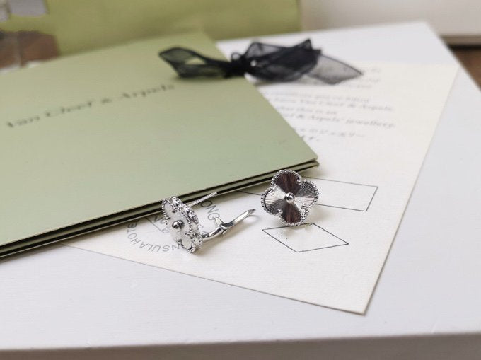¡®Star¡¯CLOVER MEDIUM STUD EARRINGS