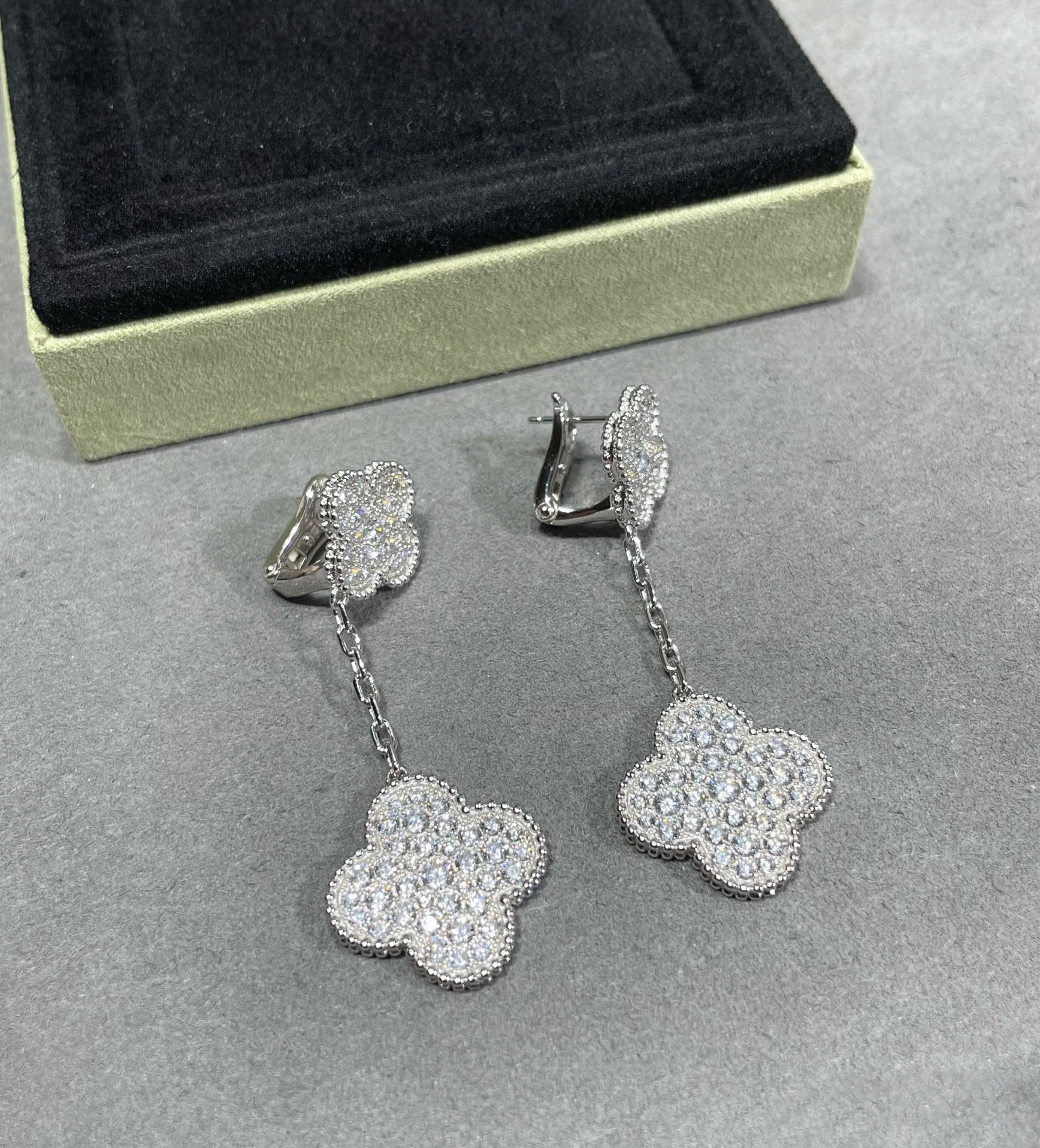 ¡®Star¡¯CLOVER 2 MOTIFS DIAMOND PAVED SILVER EARRINGS
