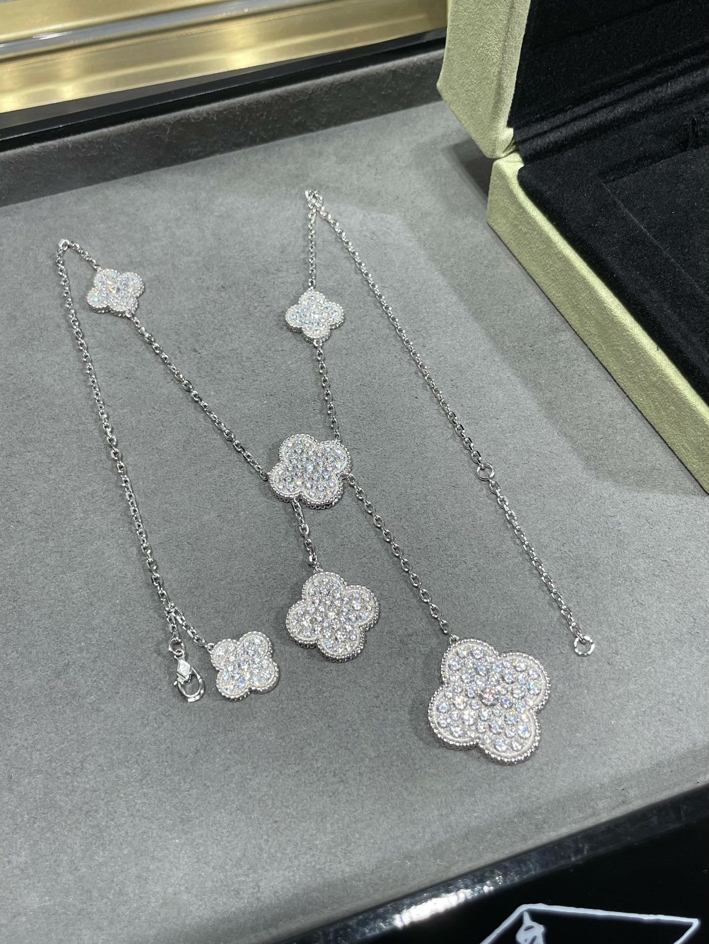 ¡®Star¡¯CLOVER 6 MOTIF DIAMOND PAVED NECKLACE