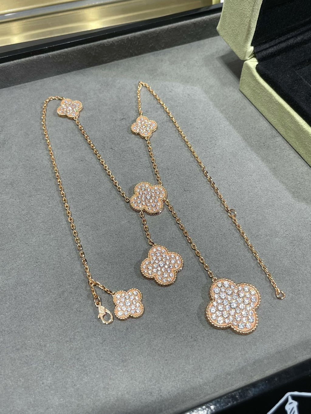 ¡®Star¡¯CLOVER 6 MOTIF DIAMOND PAVED NECKLACE