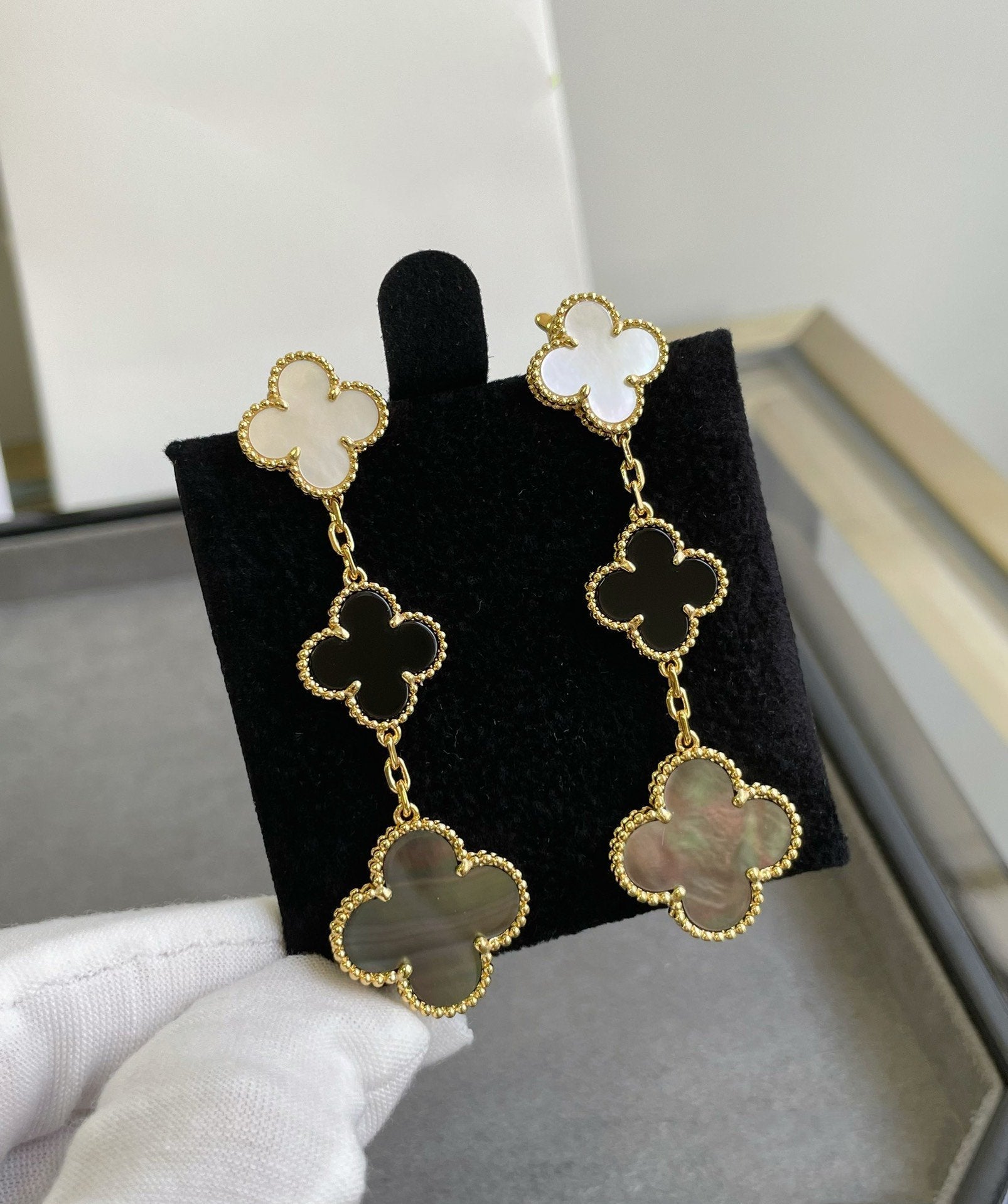 ¡®Star¡¯CLOVER 3 MOTIF MOP ONYX DARK MOP PINK GOLD EARRINGS