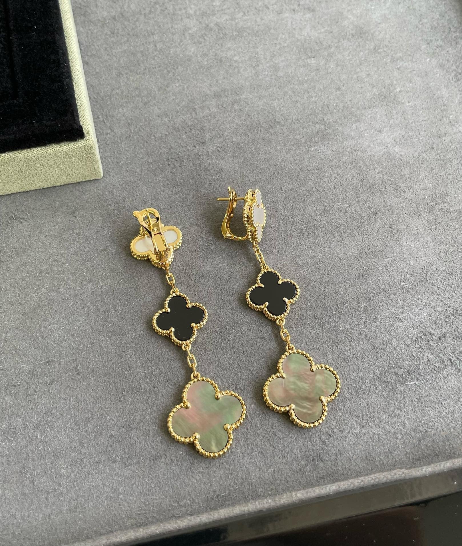 ¡®Star¡¯CLOVER 3 MOTIF MOP ONYX DARK MOP PINK GOLD EARRINGS