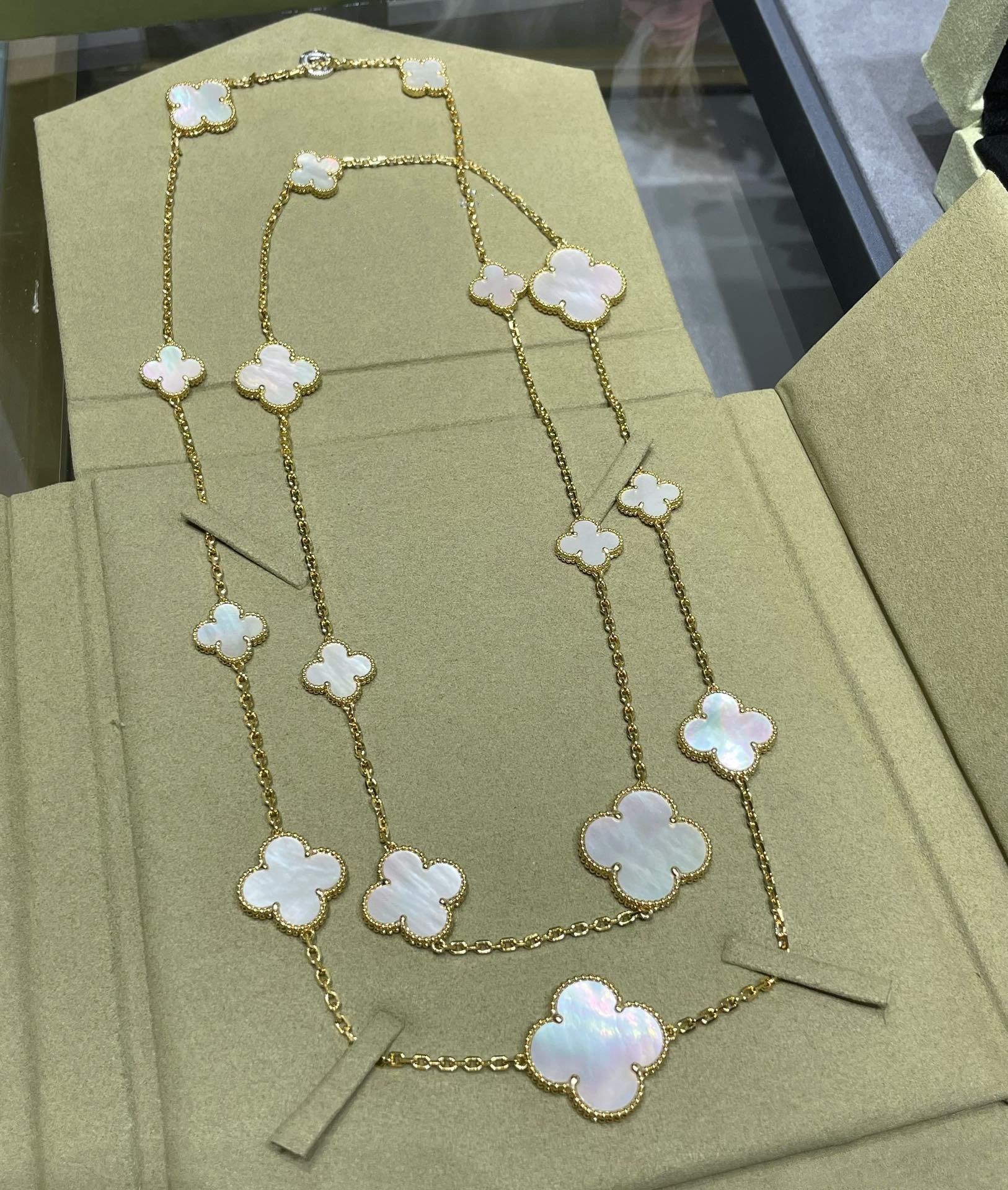 ¡®Star¡¯CLOVER 16 MOTIF WHITE MOP GOLD NECKLACE