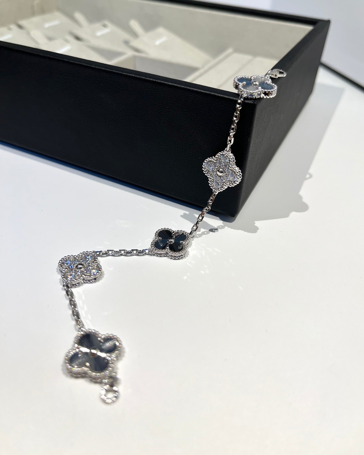 [Star]New  CLOVER 5 MOTIF LASER BRACELET COLLECTION
