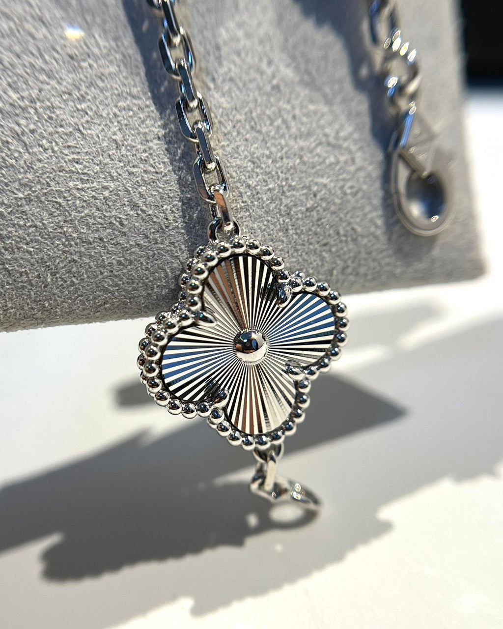 [Star]New  CLOVER 5 MOTIF LASER BRACELET COLLECTION