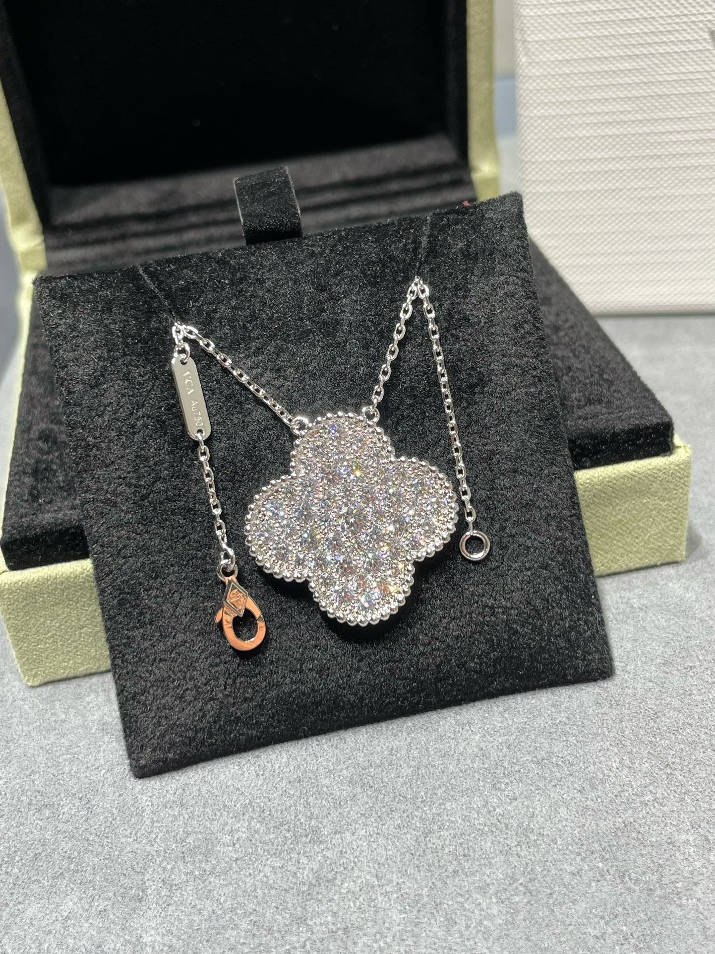 ¡®Star¡¯CLOVER 25MM LARGE PENDANT DIAMOND PAVED SILVER NECKLACE