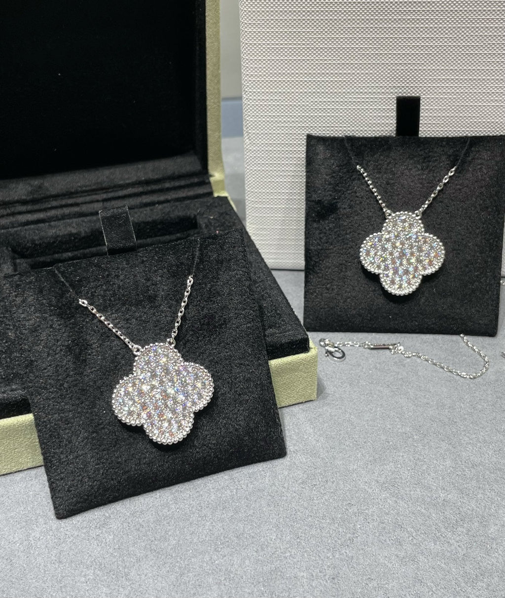 ¡®Star¡¯CLOVER 25MM LARGE PENDANT DIAMOND PAVED SILVER NECKLACE