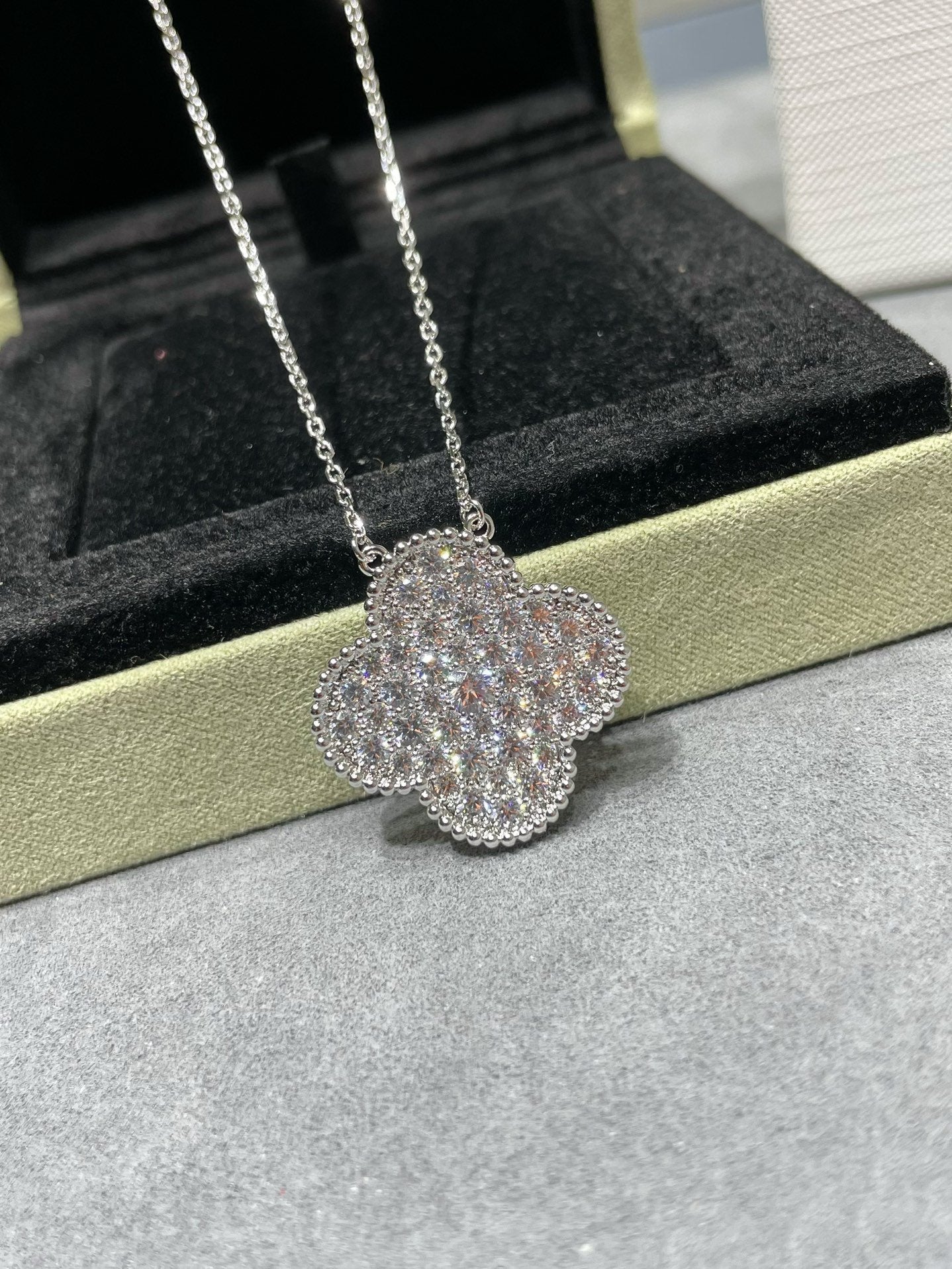 ¡®Star¡¯CLOVER 25MM LARGE PENDANT DIAMOND PAVED SILVER NECKLACE
