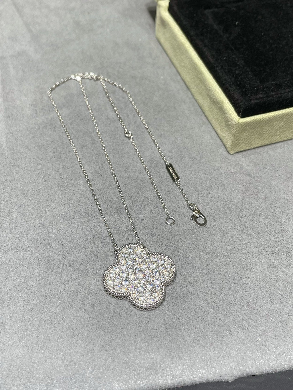 ¡®Star¡¯CLOVER 25MM LARGE PENDANT DIAMOND PAVED SILVER NECKLACE
