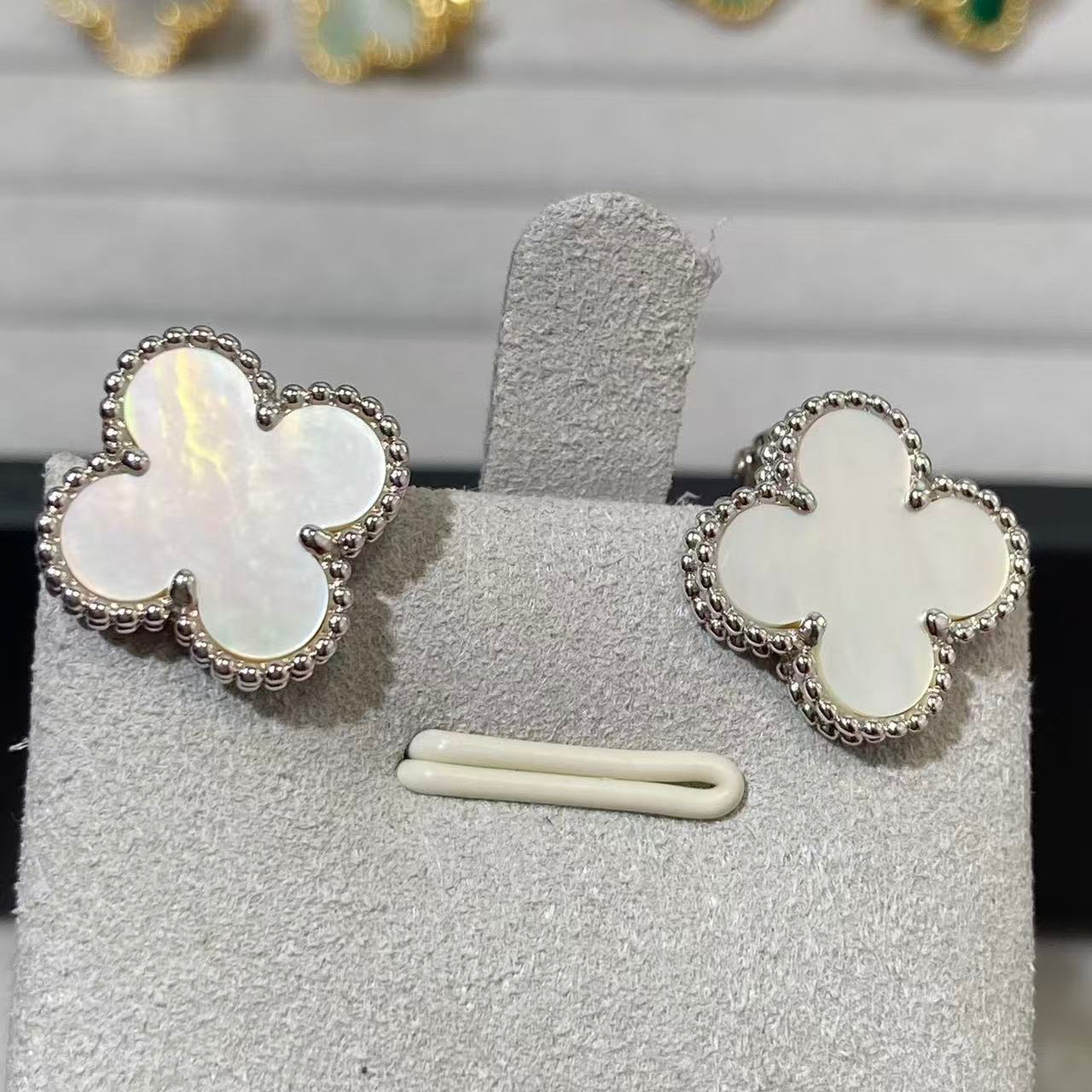 [Star] CLOVER LARGE (20mm) 1 MOTIFS WHITE MOP STUD EARRINGS