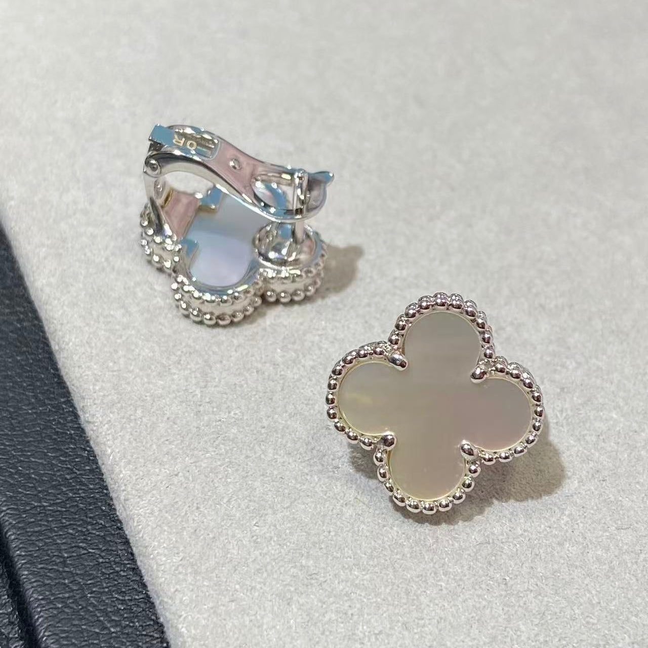 [Star] CLOVER LARGE (20mm) 1 MOTIFS WHITE MOP STUD EARRINGS