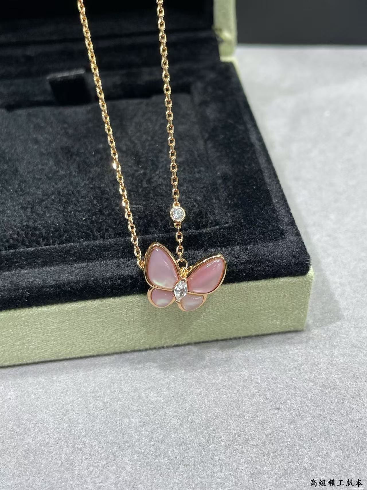 [Moco ]BUTTERFLY PINK MOTHER-OF-PEARL DIAMOND NECKLACE