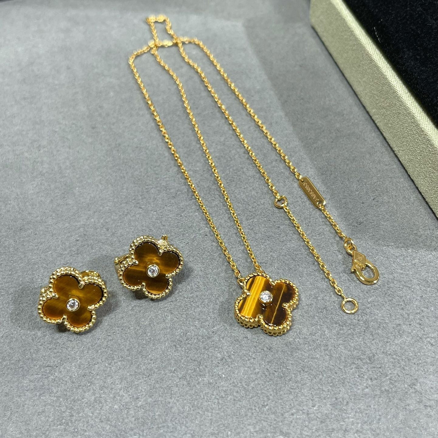 ¡®Star¡¯CLOVER 15MM DIAMOND AND YELLOW TIGER'S EYE AGATE necklace