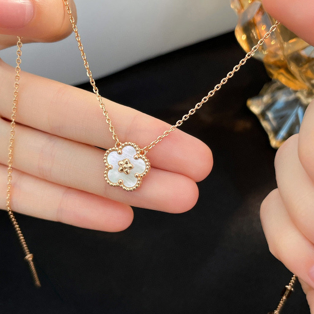 ¡®Star¡¯LUCKY  WHITE MOP  PLUM BLOSSOM NECKLACE
