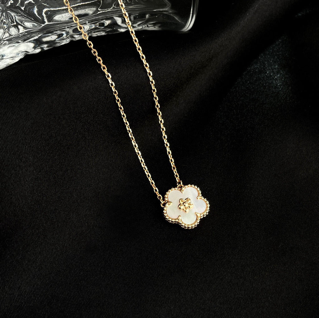 ¡®Star¡¯LUCKY  WHITE MOP  PLUM BLOSSOM NECKLACE