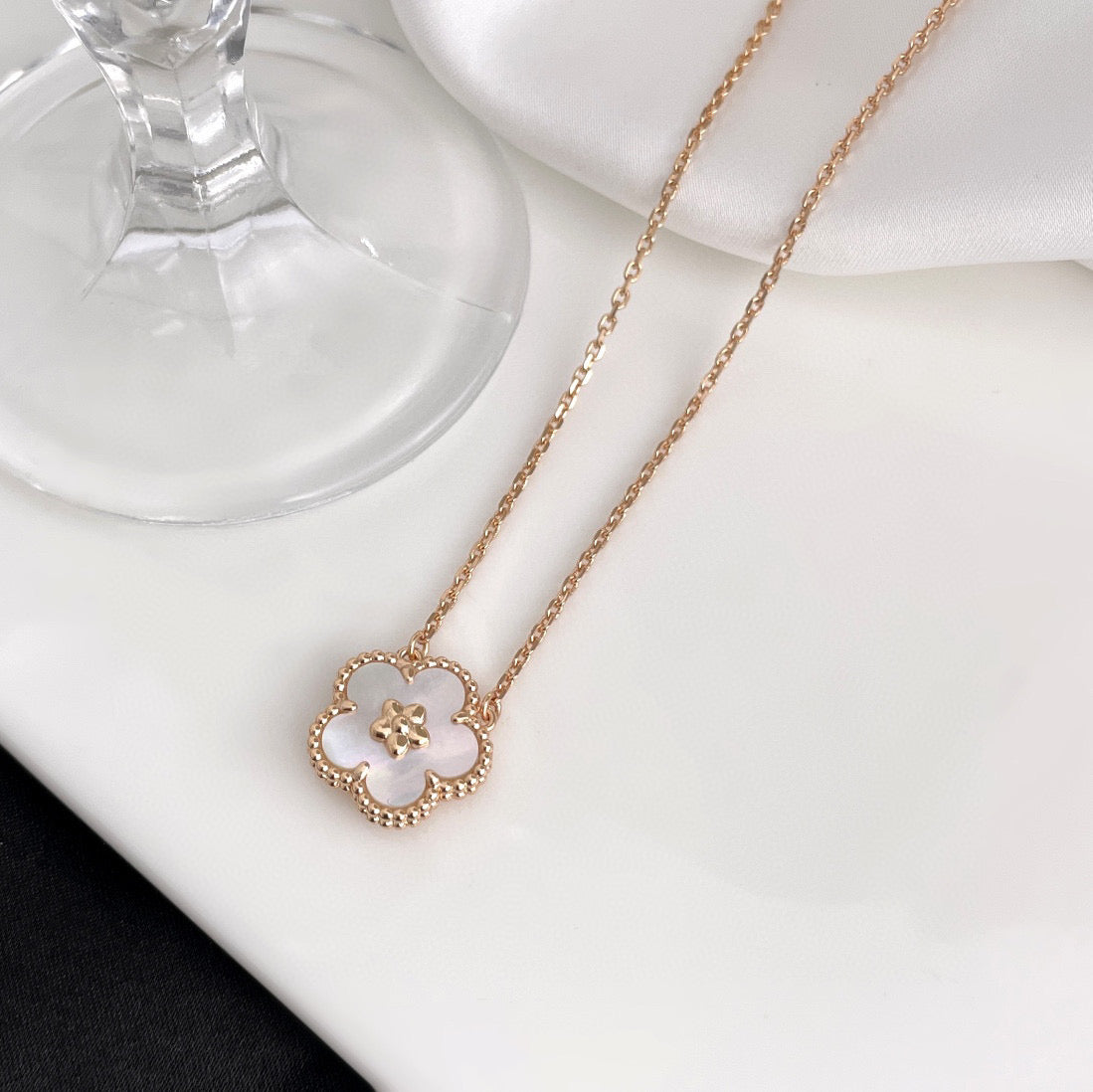 ¡®Star¡¯LUCKY  WHITE MOP  PLUM BLOSSOM NECKLACE