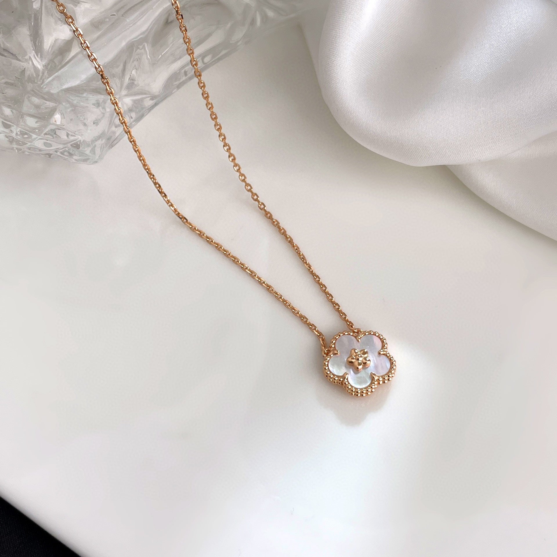 ¡®Star¡¯LUCKY  WHITE MOP  PLUM BLOSSOM NECKLACE