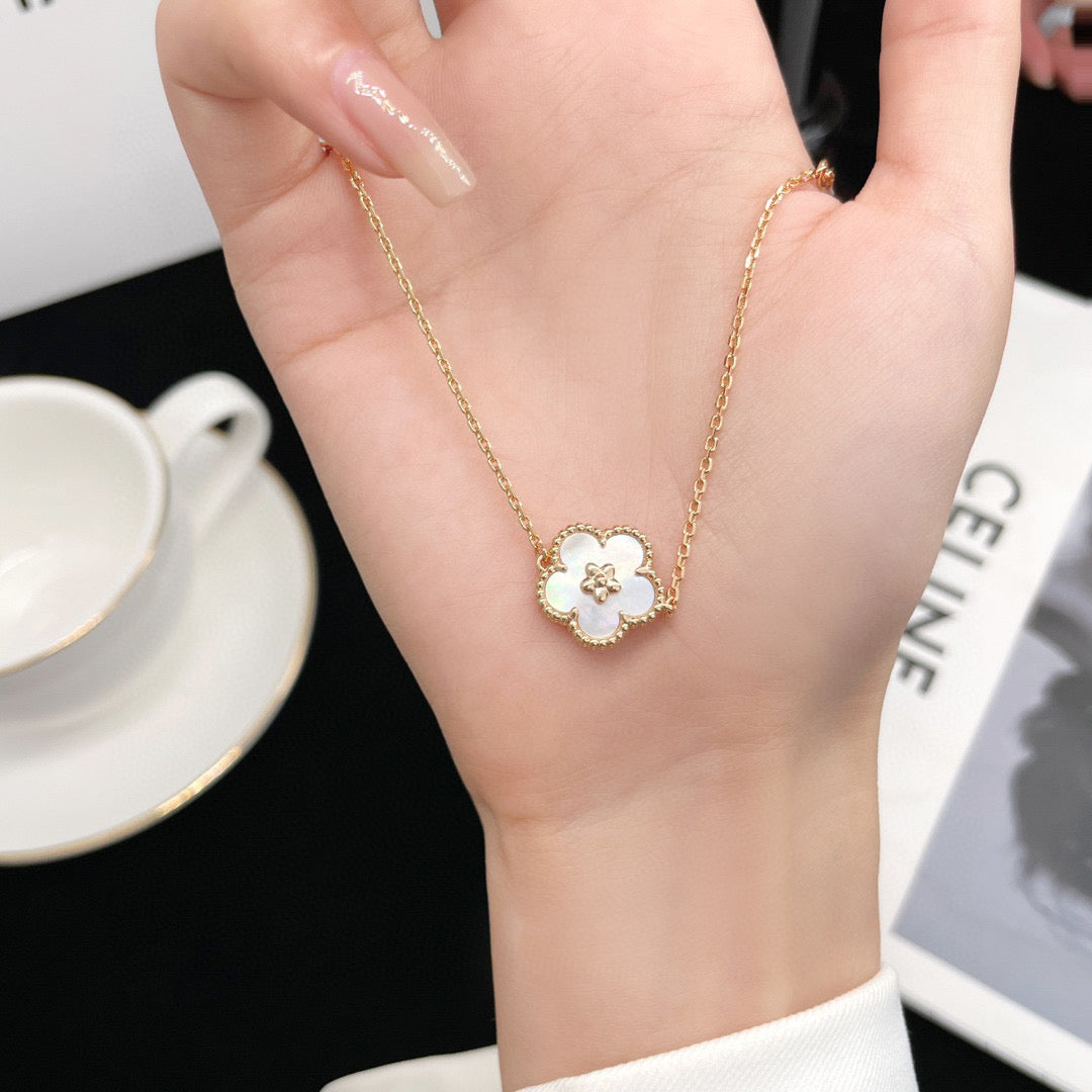 ¡®Star¡¯LUCKY  WHITE MOP  PLUM BLOSSOM NECKLACE