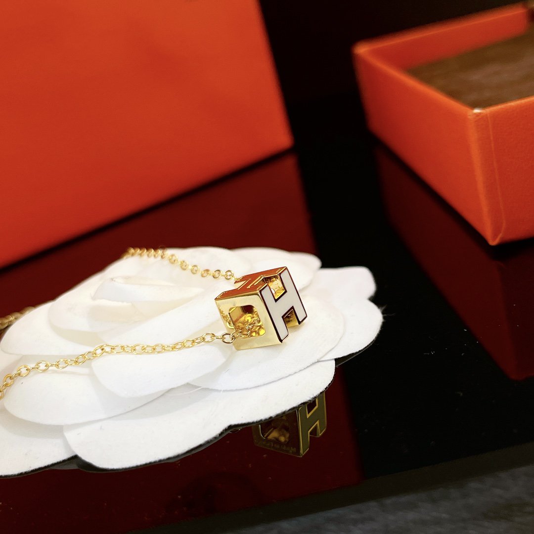 ¡®Star¡¯H WHITE SQUARE GOLD NECKLACE