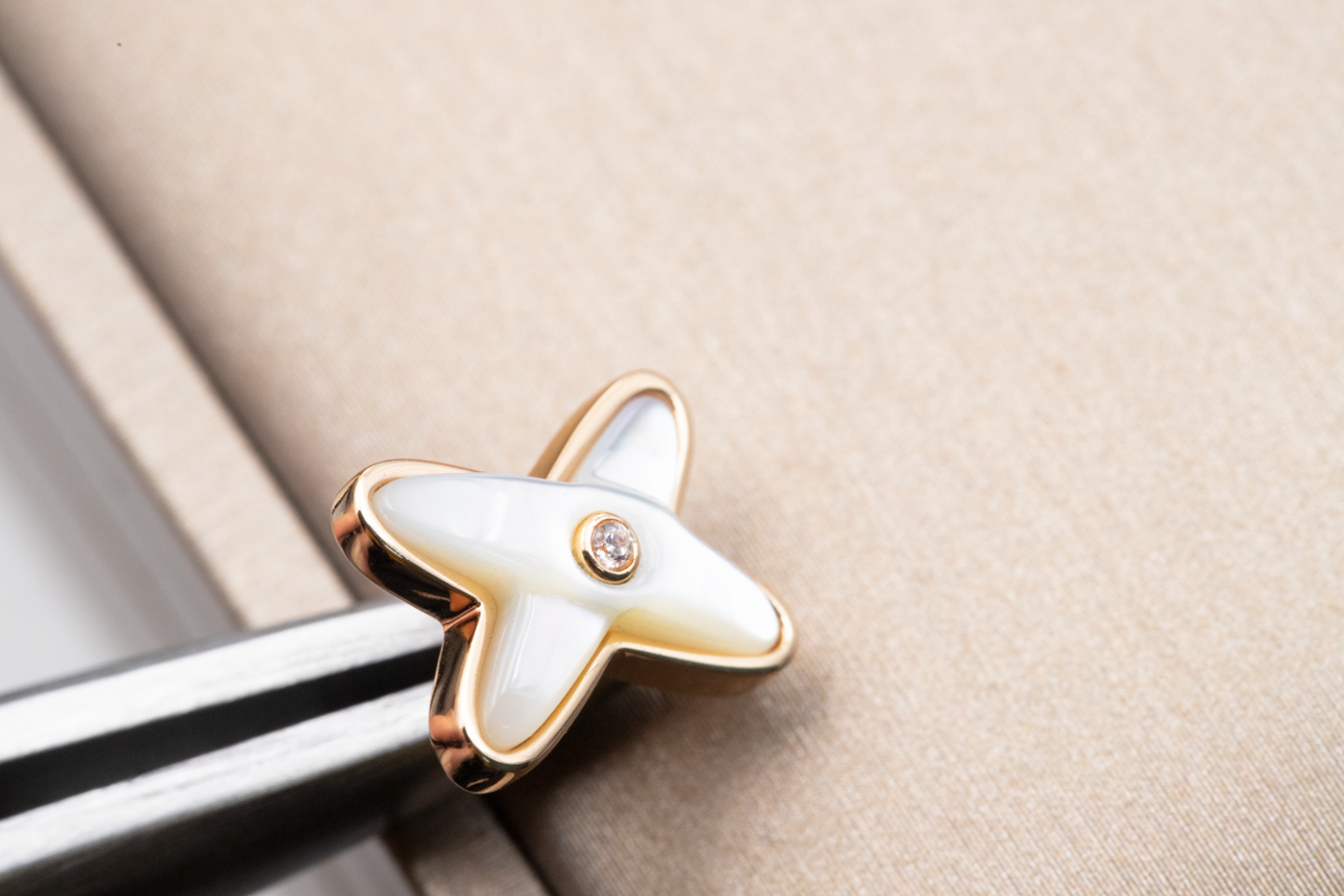 ¡®Star¡¯JEUX DE WHITE MOP PINK GOLD DIAMOND EARRINGS