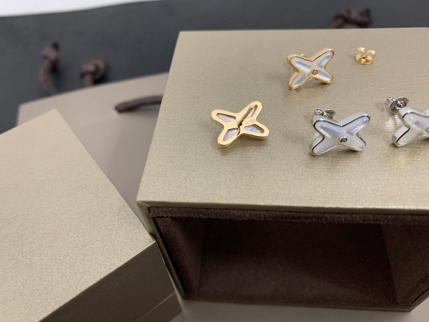 ¡®Star¡¯JEUX DE WHITE MOP SILVER DIAMOND EARRINGS