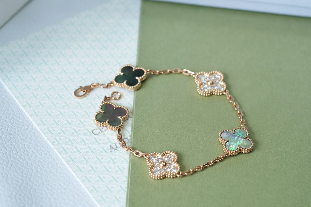 [Star]New CLOVER 5 MOTIF GRAY MOP BRACELET COLLECTION