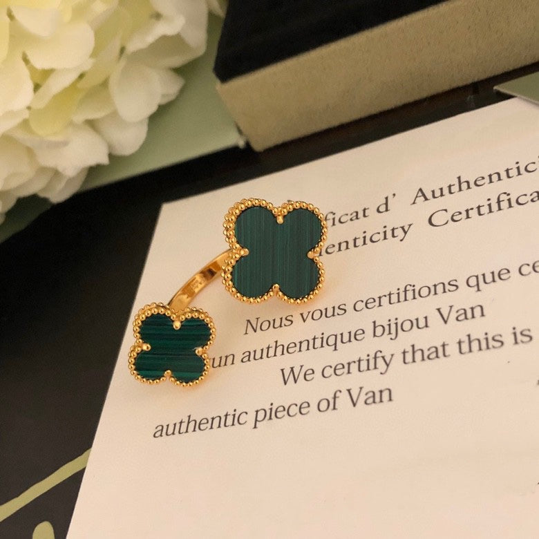 ¡®Star¡¯CLOVER BETWEEN THE FINGER RING