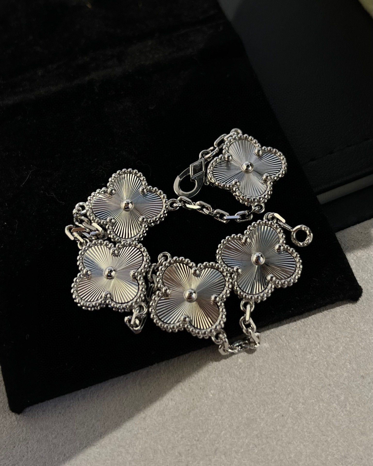 [Star]New  CLOVER 5 MOTIF LASER BRACELET COLLECTION
